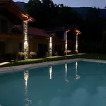 House & Pool アパート *